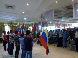 Los asistentes a la I Conferencia Internacional sobre Venezuela en Gaza-Palestina, escuchan en los himnos nacionales de los dos países 