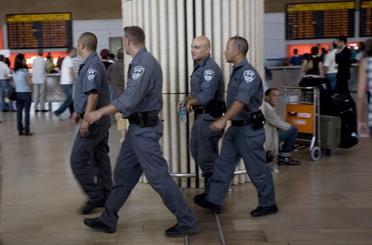 Tres brigadistas de Unadikum son retenidos en el aeropuerto de Tel Aviv y deportados