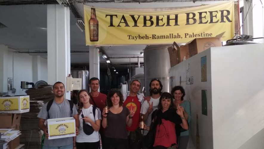 La brigada de Unadikum visita la fábrica de cerveza palestina Taybeh.