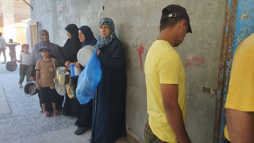 Gaza entre las filas de espera y las mesas de la supervivencia