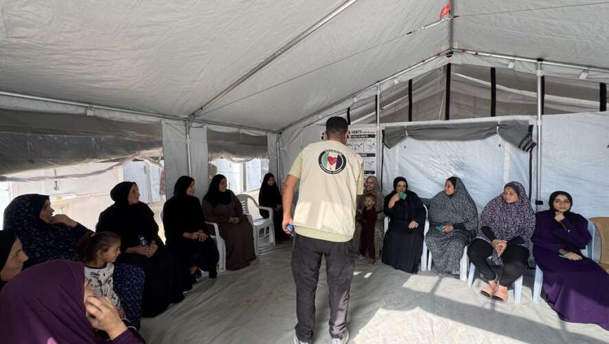 Entre aguas residuales y escombros de viviendas: las mujeres del campamento de Shurrab buscan un espacio de descanso psicológico